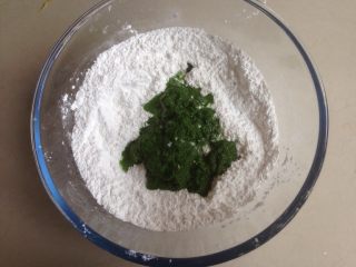 7、清明时节艾糍香,倒入艾叶糊