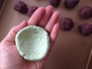 9、清明时节艾糍香,豆沙馅分成14个,每个20克,搓圆。艾叶粉团分成每个50克,搓圆后用拇指压成碗状