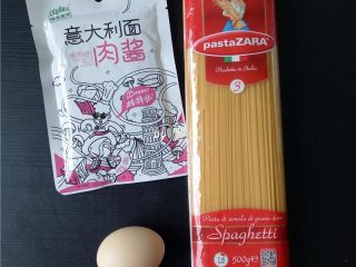 1、水波蛋意面,备好食材：意大利面，意大利面肉酱，鸡蛋； 