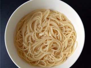 6、水波蛋意面,将意面捞出；