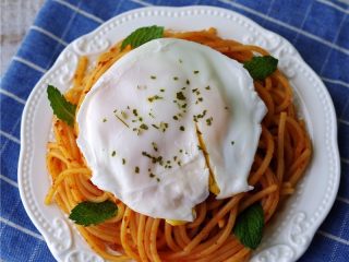 12、水波蛋意面,撒上欧芹，【水波蛋意面】做好啦。