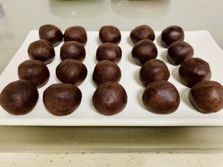 3、青花瓷冰皮月饼,将豆沙馅料揉成25克一个的小圆球备用。