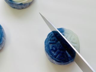 13、青花瓷冰皮月饼,切开一个看看????