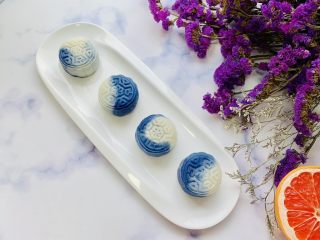 15、青花瓷冰皮月饼,冰箱里冷藏两个小时口感更佳。