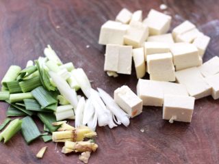 3、除夕必吃的炖菜，寓意年年有余,葱姜蒜苗切碎，豆腐切成小块。