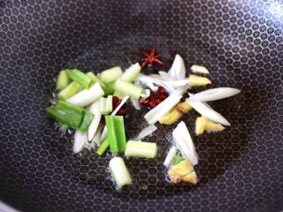 4、除夕必吃的炖菜，寓意年年有余,锅烧热倒入花生油烧热后，先小火炸香八角后，再大火爆香葱姜蒜苗。