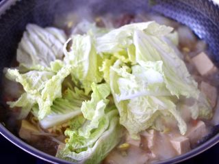 11、除夕必吃的炖菜，寓意年年有余,加入白菜叶。