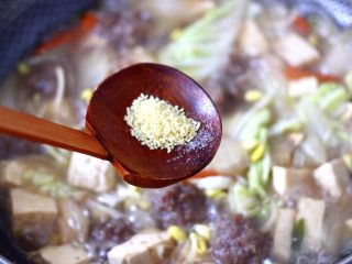 12、除夕必吃的炖菜，寓意年年有余,加入鸡精增加口感。