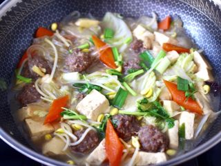 13、除夕必吃的炖菜，寓意年年有余,大火烧开后，撒上香菜和剩下的蒜苗即可关火。