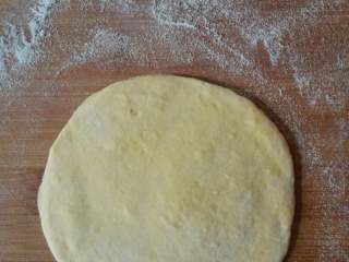 1、糖粽子,发面大家应该都会，我就不赘述了，就和大家平时蒸馒头用一样的面。今天我的面是做南瓜包剩的，所以是黄色的。像包包子一样，擀成一个圆皮。