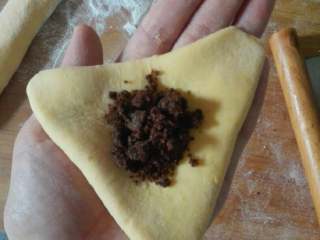 3、糖粽子,反过来，在中心放上红糖。红糖按自己喜好，喜欢吃流心的就多放点，不过要估计自己可以包起来。喜欢香油味道的可以在红糖里事先拌入几滴香油。我喜欢原味，所以没放香油。