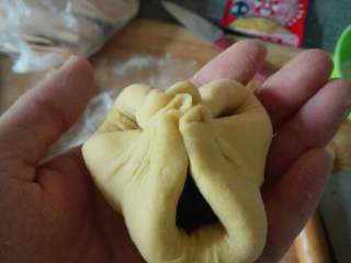 4、糖粽子,拉起三个角，捏一下