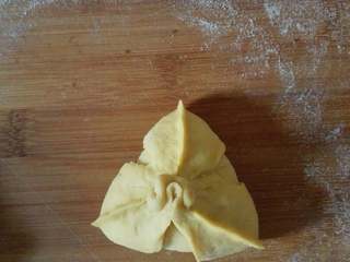 6、糖粽子,然后把三个开口挨个捏合，生胚完成。