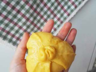 7、糖粽子,醒发半个小时。蒸锅水烧开再放入糖粽子蒸制。先大火五分钟，再中火十五分钟，关火等五分钟就可以出锅了。