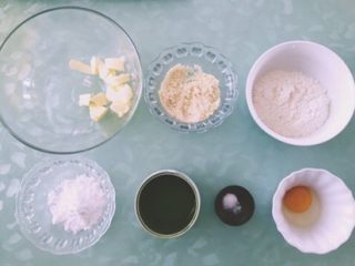 1、【网上厨房独家】微苦抹茶沙布列酥饼,准备好原材料，抹茶粉过筛，黄油室温软化至可以轻易戳出凹痕