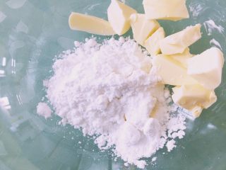 3、【网上厨房独家】微苦抹茶沙布列酥饼,黄油切小块加入糖粉