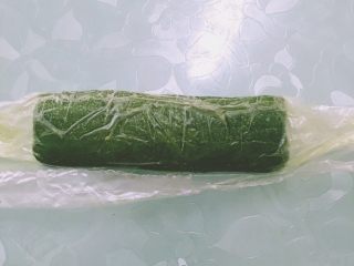 8、【网上厨房独家】微苦抹茶沙布列酥饼,将面团整理成直径大约4cm的棒状，用保鲜膜包住放入冰箱冷藏醒面大约3小时