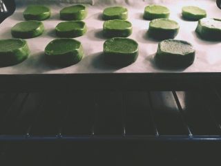 10、【网上厨房独家】微苦抹茶沙布列酥饼,烤箱上下火170度预热，中层大约烤13-15min，表面均匀上色就可出炉，直接在烤盘上放凉即可。