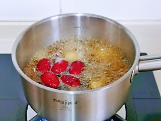 7、糖水鸡蛋,再次烧沸,小火慢炖,炖到桂圆与红枣饱满就可以了。大约10几分钟。