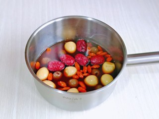 8、糖水鸡蛋,放入泡好的枸杞,大火煮30秒,关火。