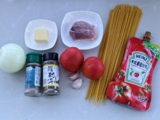 1、番茄肉酱意面,准备好所需食材