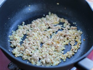 9、番茄肉酱意面,放入肉末炒至发白断生状态