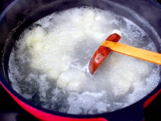 5、山药酒酿苹果羹,大火煮沸后转中火继续煮10分钟。