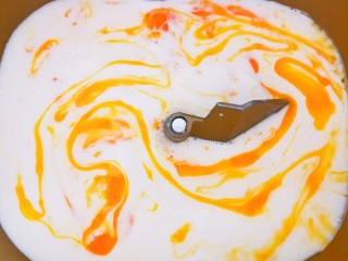 2、五福临门～一个面包五种口感,鸡蛋和牛奶倒进面包桶里，加入白糖和盐，对角放