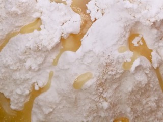 5、五福临门～一个面包五种口感,倒入植物油