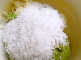 7、五福临门～一个面包五种口感,和面的时候我们准备馅料，牛油果泥加奶油奶酪加白糖，（比例1：1：0.3）搅拌均匀