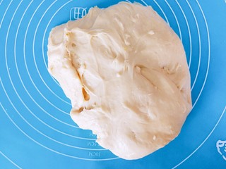 11、五福临门～一个面包五种口感,一个和面程序结束后拿出面团，比较粘手，撒一点手粉轻轻揉几下