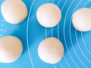 13、五福临门～一个面包五种口感,然后分成四个60克和一个80克的面团，盖保鲜膜醒发10分钟