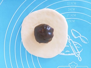 16、五福临门～一个面包五种口感,取一份馅料放进去，这是豆沙馅