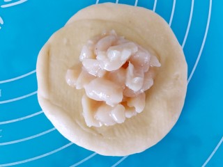 17、五福临门～一个面包五种口感,皮尽量擀大一点，这是花生馅