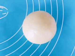 20、五福临门～一个面包五种口感,像包汤圆那样用面团把馅料包起来，（收口一定要紧）收口向下，滚圆，依次做好全部