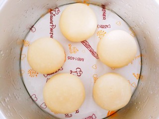 21、五福临门～一个面包五种口感,80克的是原味面团，直接排气滚圆，其它的包好馅料，将五个面团放进模具