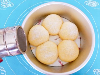 24、五福临门～一个面包五种口感,发酵好的面团表面撒低粉