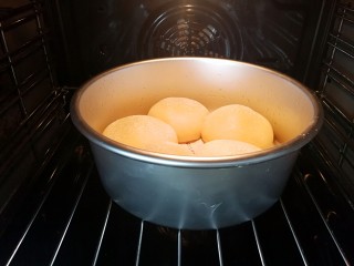 25、五福临门～一个面包五种口感,放进预热好的烤箱里面，中下层，上下火175度30分钟左右，上色后注意加盖锡纸