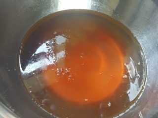 1、广式月饼,先将转化糖浆、花生油、枧水准备好，转化糖浆是我自己熬制的。