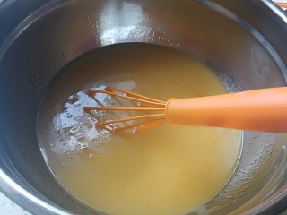 2、广式月饼,用手打打蛋器把这些材料混合均匀，混合到乳化状态。