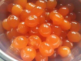 4、广式月饼,用新鲜的咸鸭蛋磕开壳取咸蛋黄，也可以选择真空包装的咸蛋黄，不过我个人觉得还是用新鲜的咸鸭蛋现磕的比较好，然后用清水冲掉那些残留的蛋清。