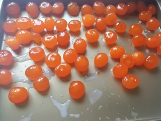 5、广式月饼,把咸蛋黄放入烤盘，喷一些高度白酒，白酒可以去蛋腥味。