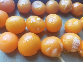 6、广式月饼,然后把烤盘放进烤箱里上下火170度烤8分钟左右取出凉凉。