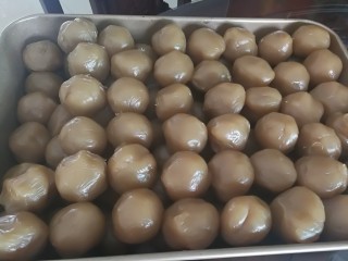 7、广式月饼,莲蓉或豆沙或其他馅料准备好，称好，每个重量55克。