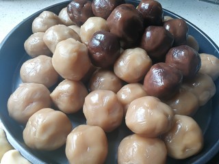 10、广式月饼,包好的馅。