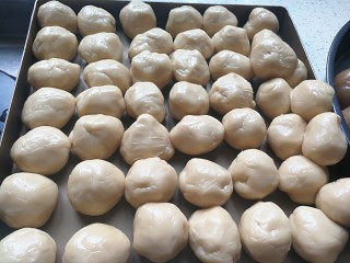 11、广式月饼,把松弛好的面团逐个称好，每个重量30克。