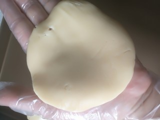 12、广式月饼,取一个面团压扁。