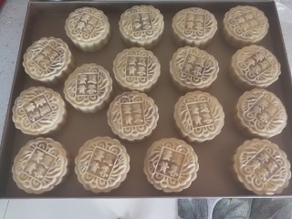 15、广式月饼,取一个月饼模具，拿一个包好馅的面团放入模具里，逐个压出花纹。