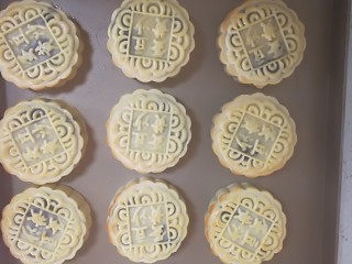 17、广式月饼,取一个新鲜鸡蛋黄加数滴水混合均匀，用一把羊毛刷子沾点蛋黄液在月饼表面的花纹上，薄薄一层就可以，千万不要刷太多，刷多了会影响花纹的清晰度，要切记。