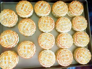 18、广式月饼,然后再把刷好蛋黄液的月饼胚放进烤箱上下火190度烤12至15分钟，因每家的烤箱的脾气不同，最后几分钟盯住烤箱，月饼上色金黄色就可以出炉了。